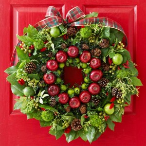 traditional-round-christmas-wreath-with-apples
